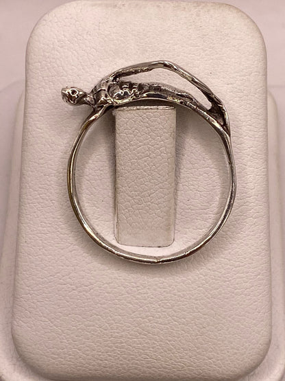 Anillo Artesanal en Plata con Figura Humana Esculpida, vista superior