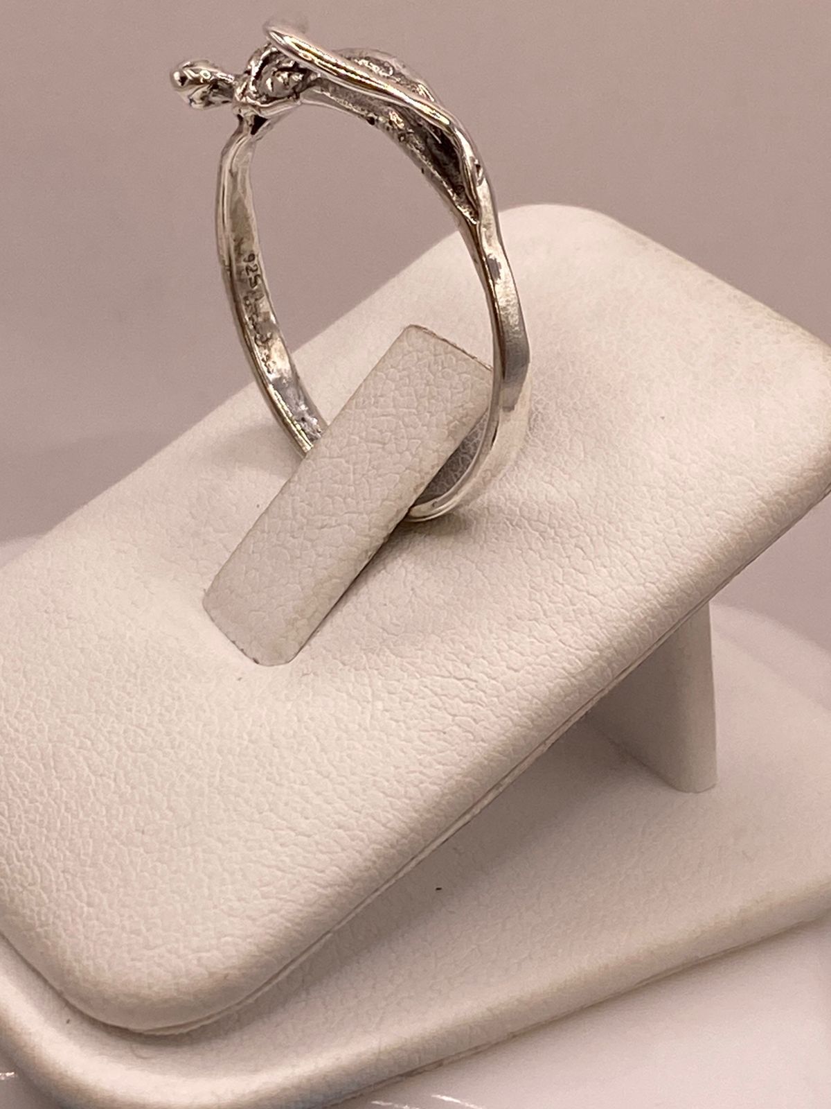 Anillo Artesanal en Plata con Figura Humana Esculpida, sello de autenticidad Plata Ley .925
