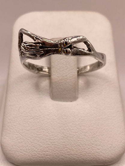 Anillo Artesanal en Plata con Figura Humana Estilizada, vista de detalle
