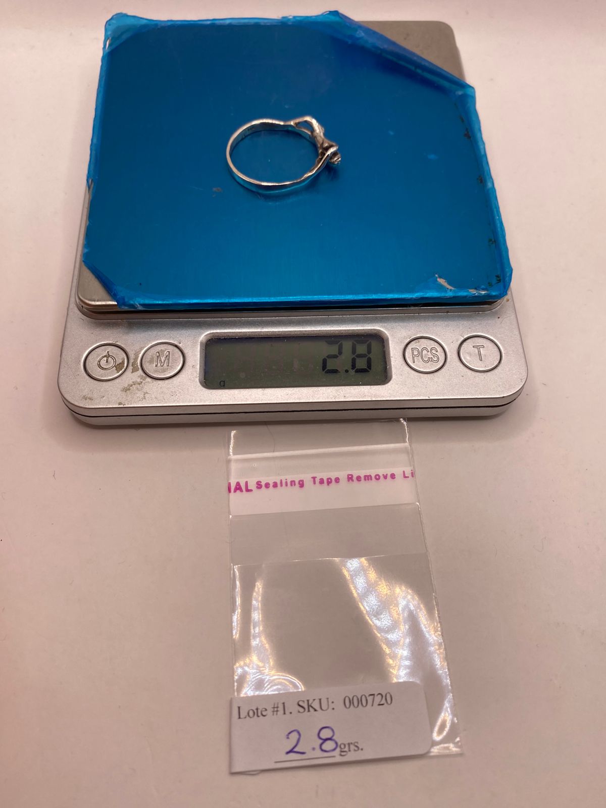 Anillo Artesanal en Plata con Figura Humana Estilizada, peso en gramos (báscula)