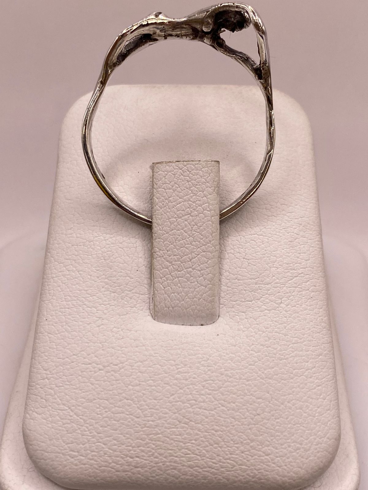 Anillo Artesanal en Plata con Figura Humana Estilizada, vista lateral