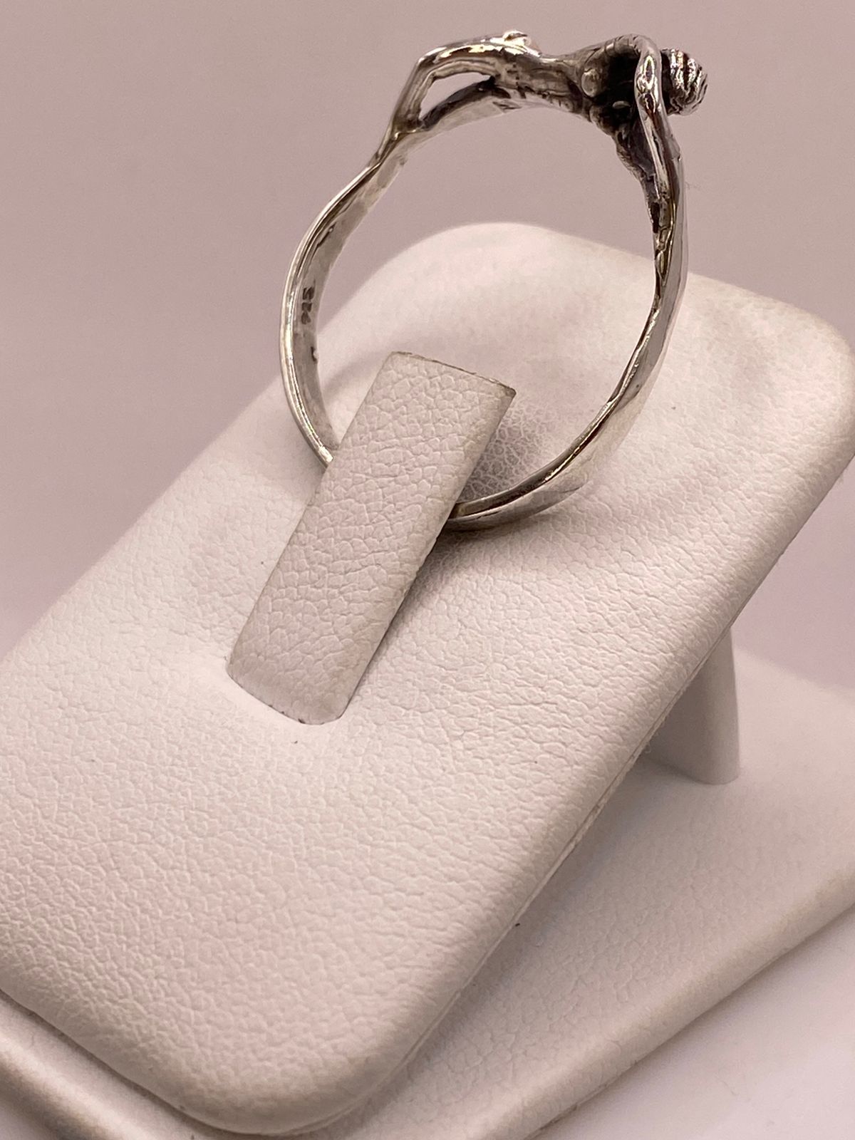 Anillo Artesanal en Plata con Figura Humana Estilizada, sello de autenticidad Plata Ley .925