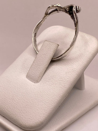 Anillo Artesanal en Plata con Figura Humana Estilizada, sello de autenticidad Plata Ley .925