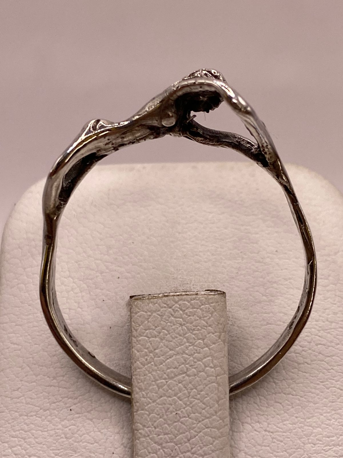 Anillo Artesanal en Plata con Figura Humana Estilizada, vista frontal