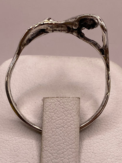 Anillo Artesanal en Plata con Figura Humana Estilizada — ángulo diagonal