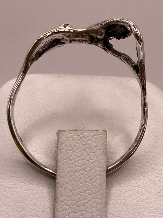 Anillo Artesanal en Plata con Figura Humana Estilizada — ángulo diagonal