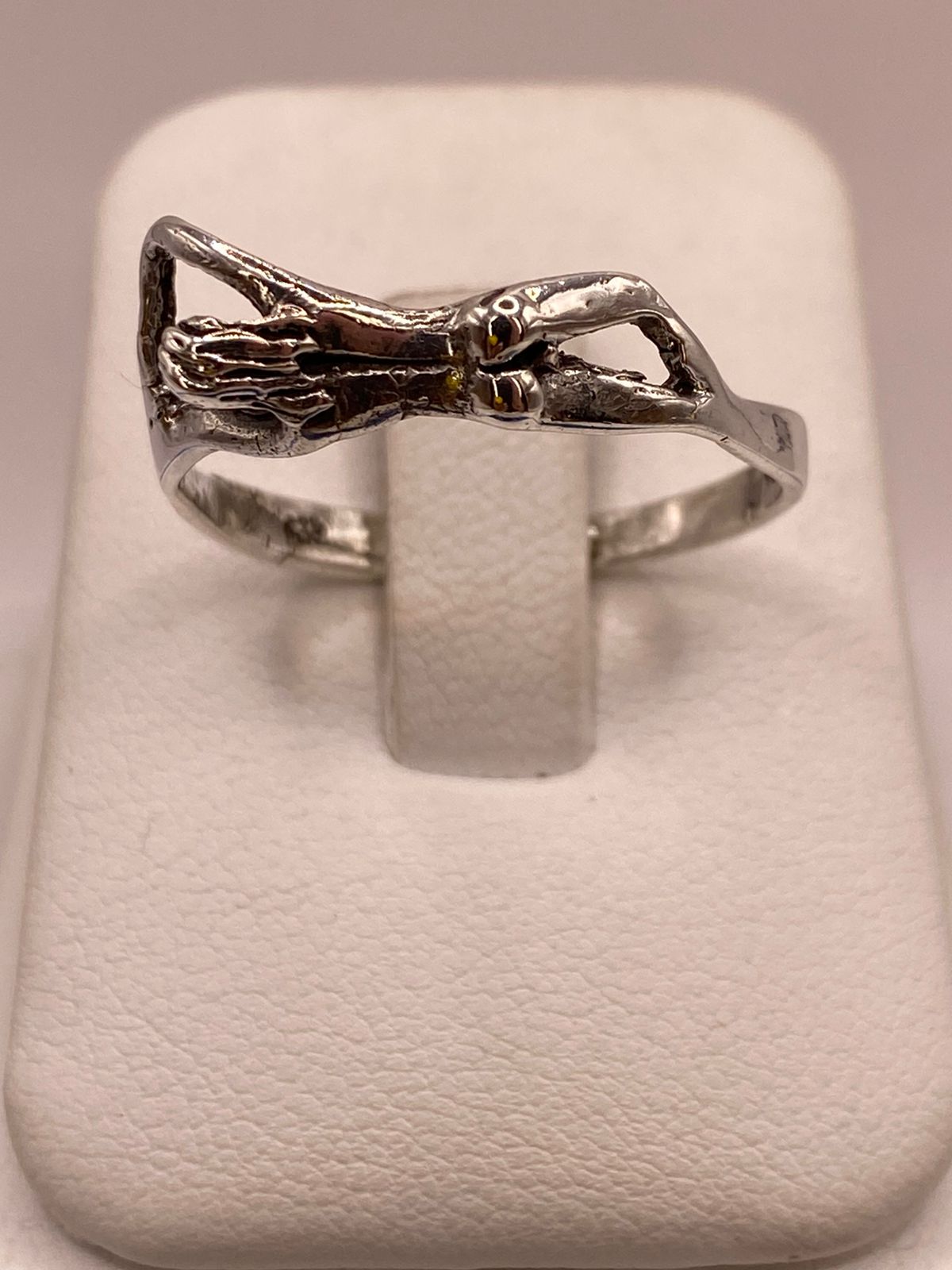 Anillo Artesanal en Plata con Figura Humana Estilizada, vista de detalle