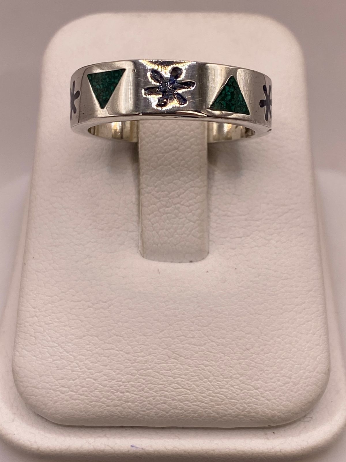 Anillo Artesanal en Plata con Flor y Triángulos de Piedra — ángulo diagonal