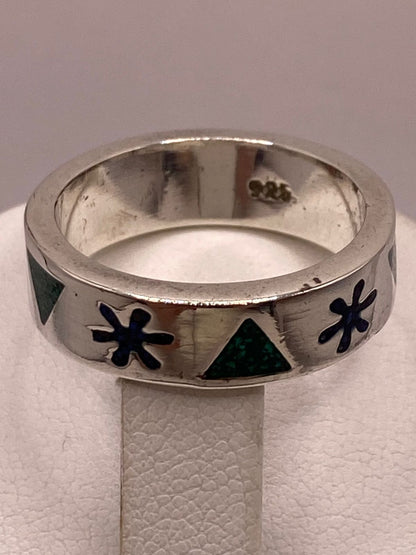 Anillo Artesanal en Plata con Flor y Triángulos de Piedra, vista frontal