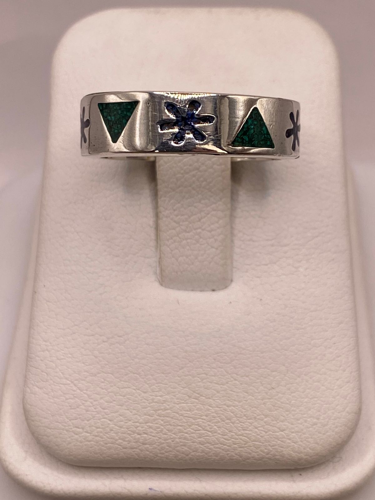 Anillo Artesanal en Plata con Flor y Triángulos de Piedra, vista lateral