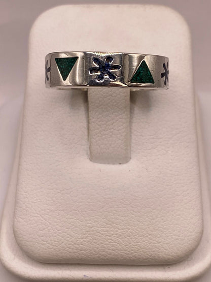 Anillo Artesanal en Plata con Flor y Triángulos de Piedra, vista lateral