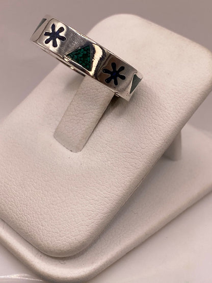 Anillo Artesanal en Plata con Flor y Triángulos de Piedra, vista de detalle