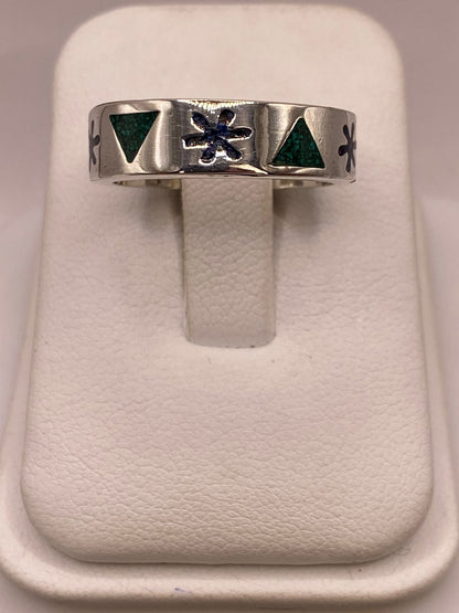 Anillo Artesanal en Plata con Flor y Triángulos de Piedra — ángulo diagonal