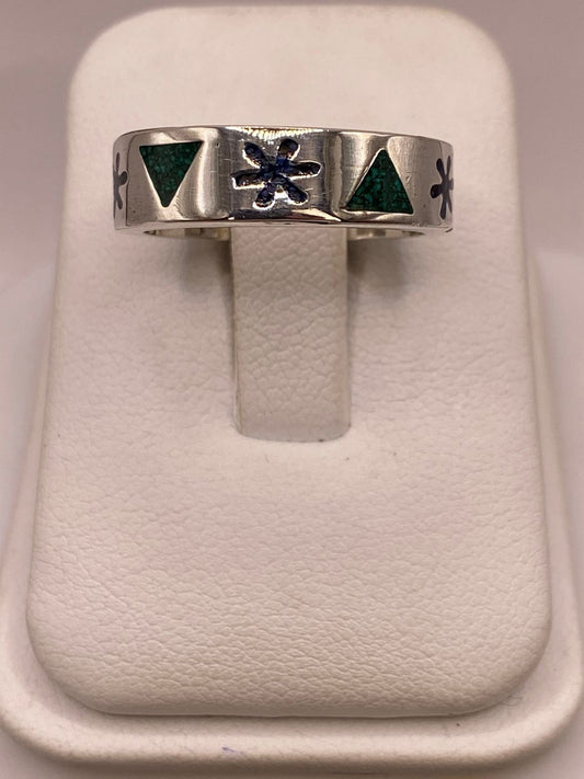 Anillo Artesanal en Plata con Flor y Triángulos de Piedra — ángulo diagonal