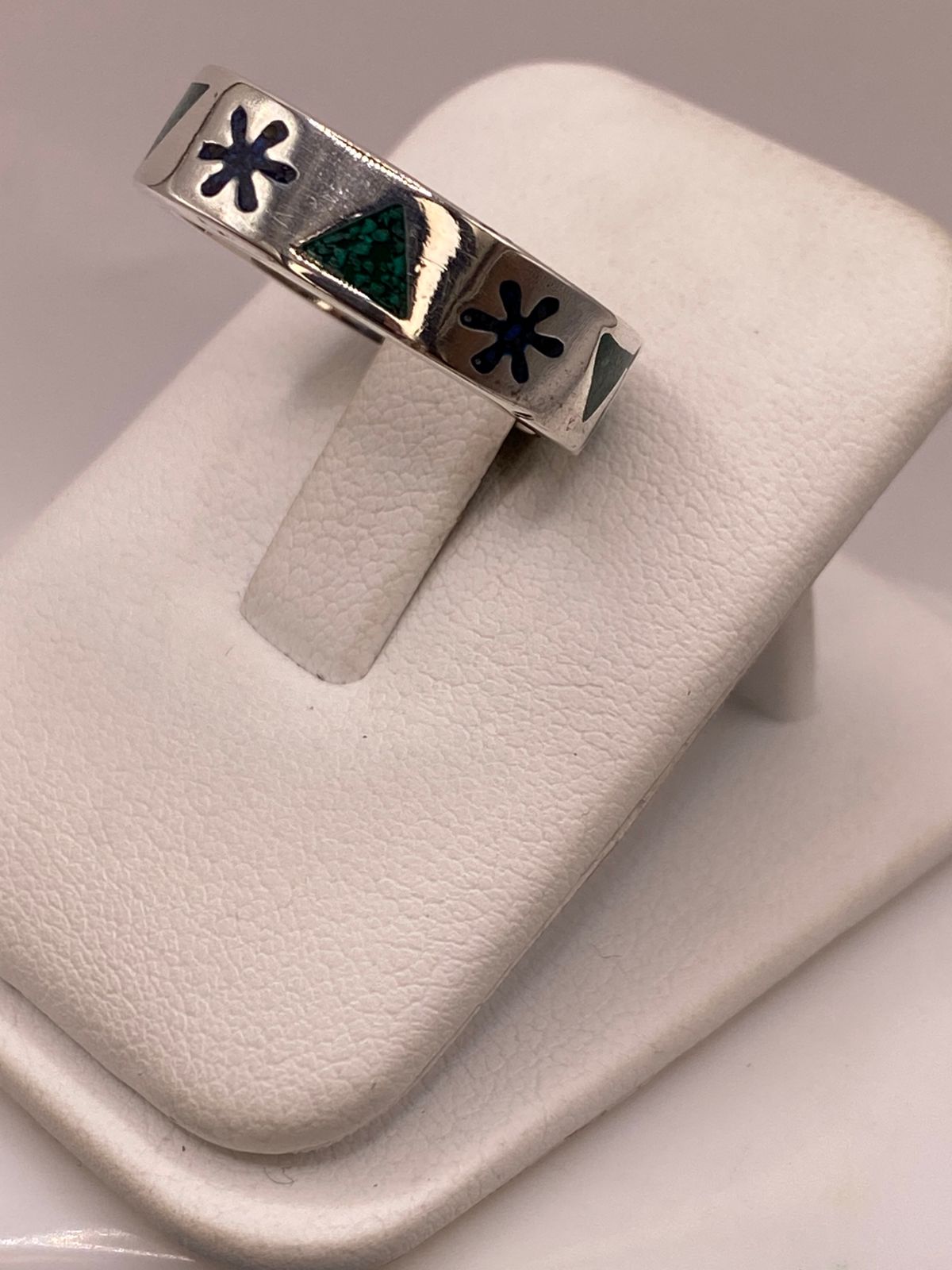 Anillo Artesanal en Plata con Flor y Triángulos de Piedra, vista frontal