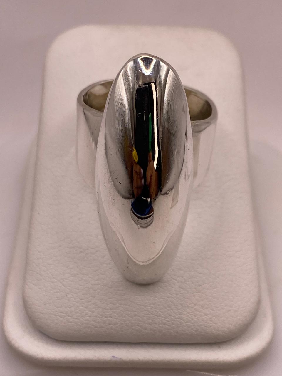 Anillo Artesanal en Plata con Frente Alargado Estilo Escudo, vista superior