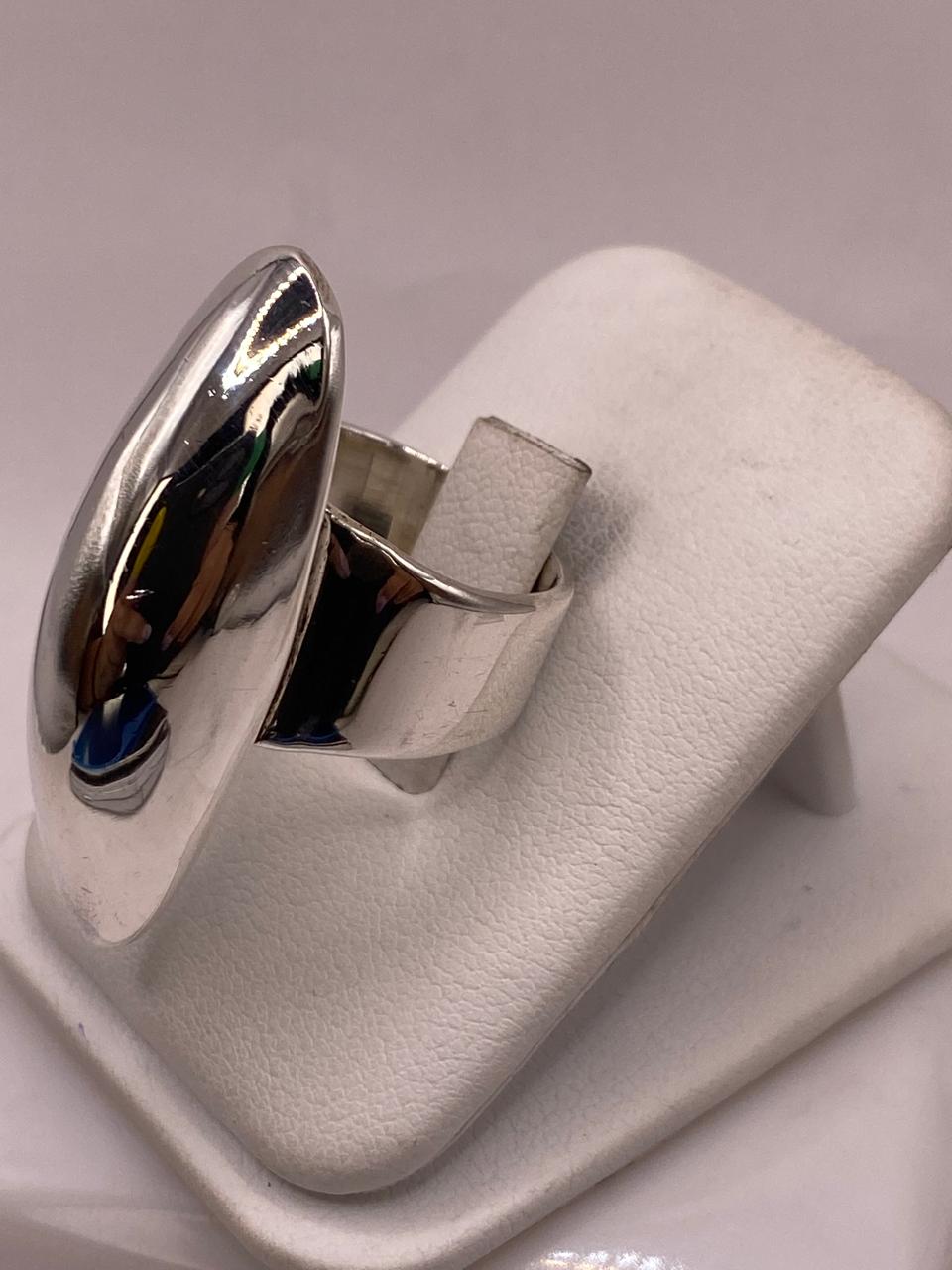 Anillo Artesanal en Plata con Frente Alargado Estilo Escudo, vista frontal
