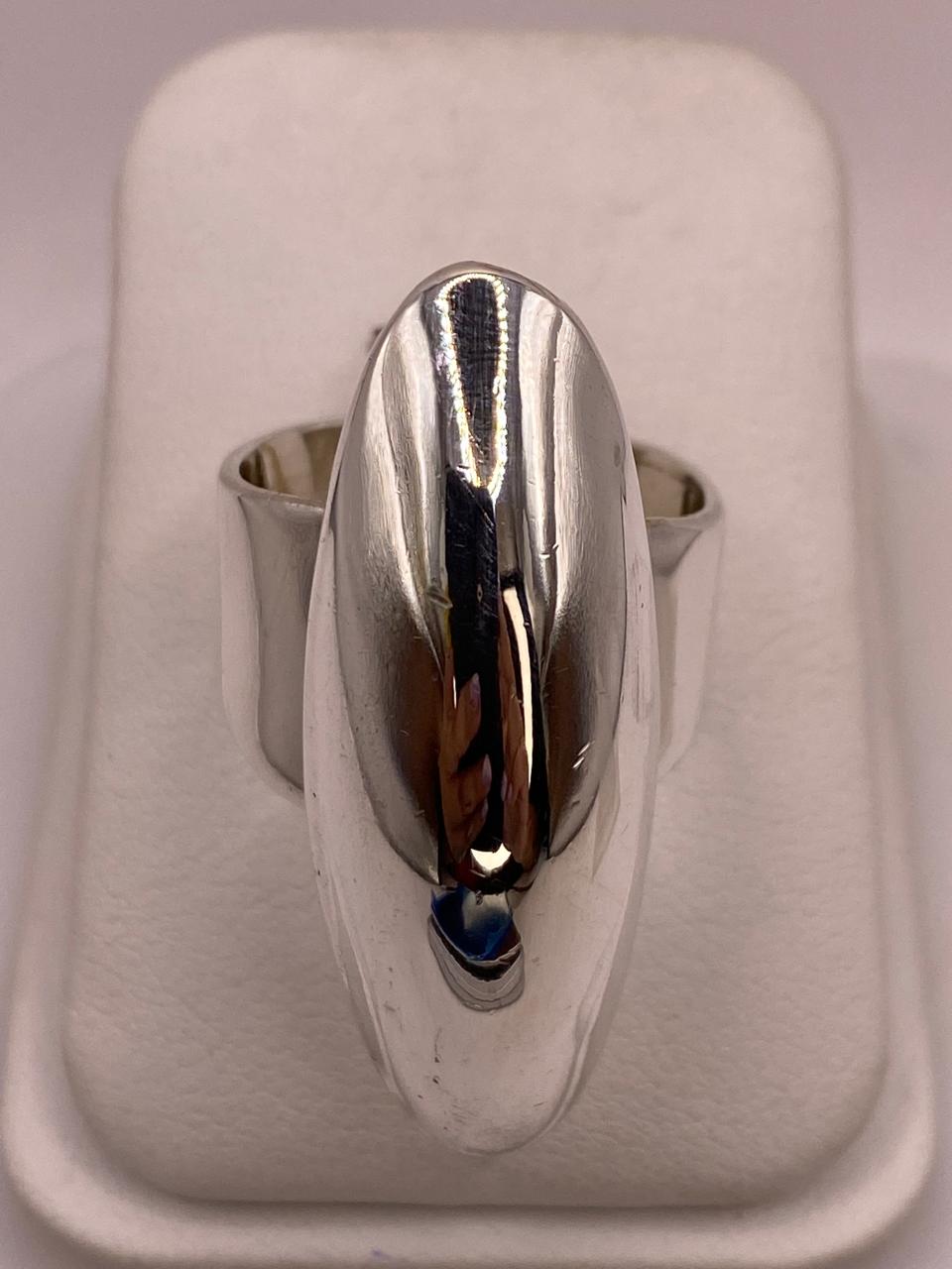 Anillo Artesanal en Plata con Frente Alargado Estilo Escudo en báscula mostrando peso