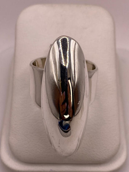 Anillo Artesanal en Plata con Frente Alargado Estilo Escudo en báscula mostrando peso