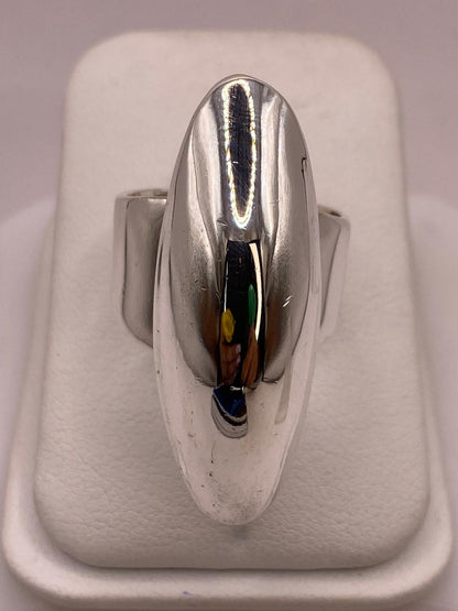 Anillo Artesanal en Plata con Frente Alargado Estilo Escudo, vista lateral