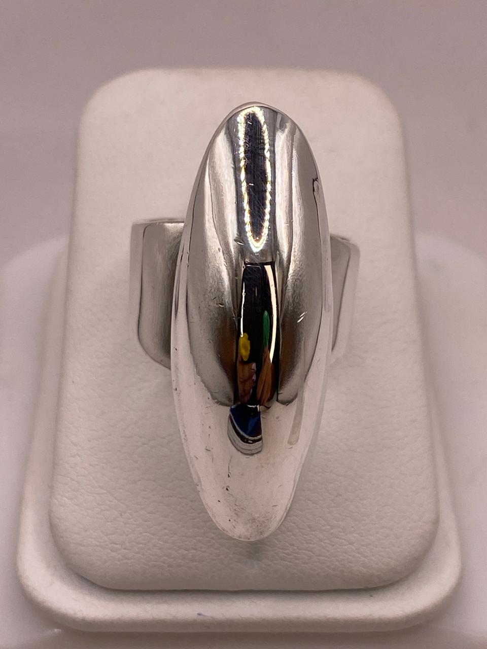 Anillo Artesanal en Plata con Frente Alargado Estilo Escudo, vista de detalle