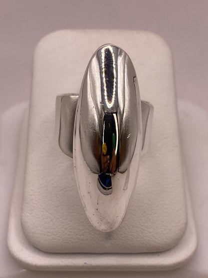 Anillo Artesanal en Plata con Frente Alargado Estilo Escudo, vista de detalle