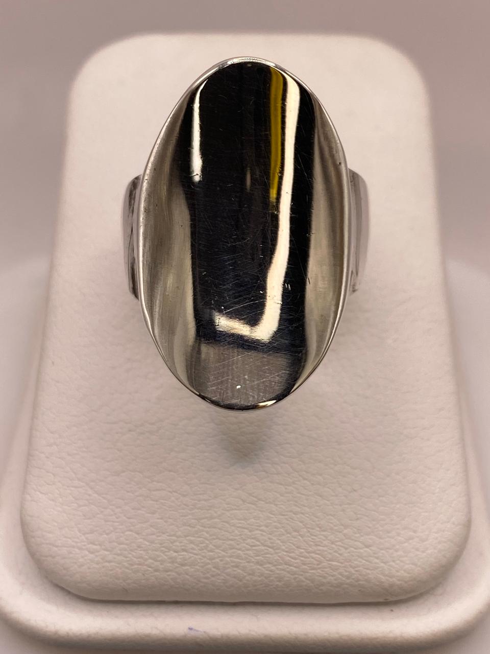 Anillo Artesanal en Plata con Frente Ovalado Liso, vista de detalle