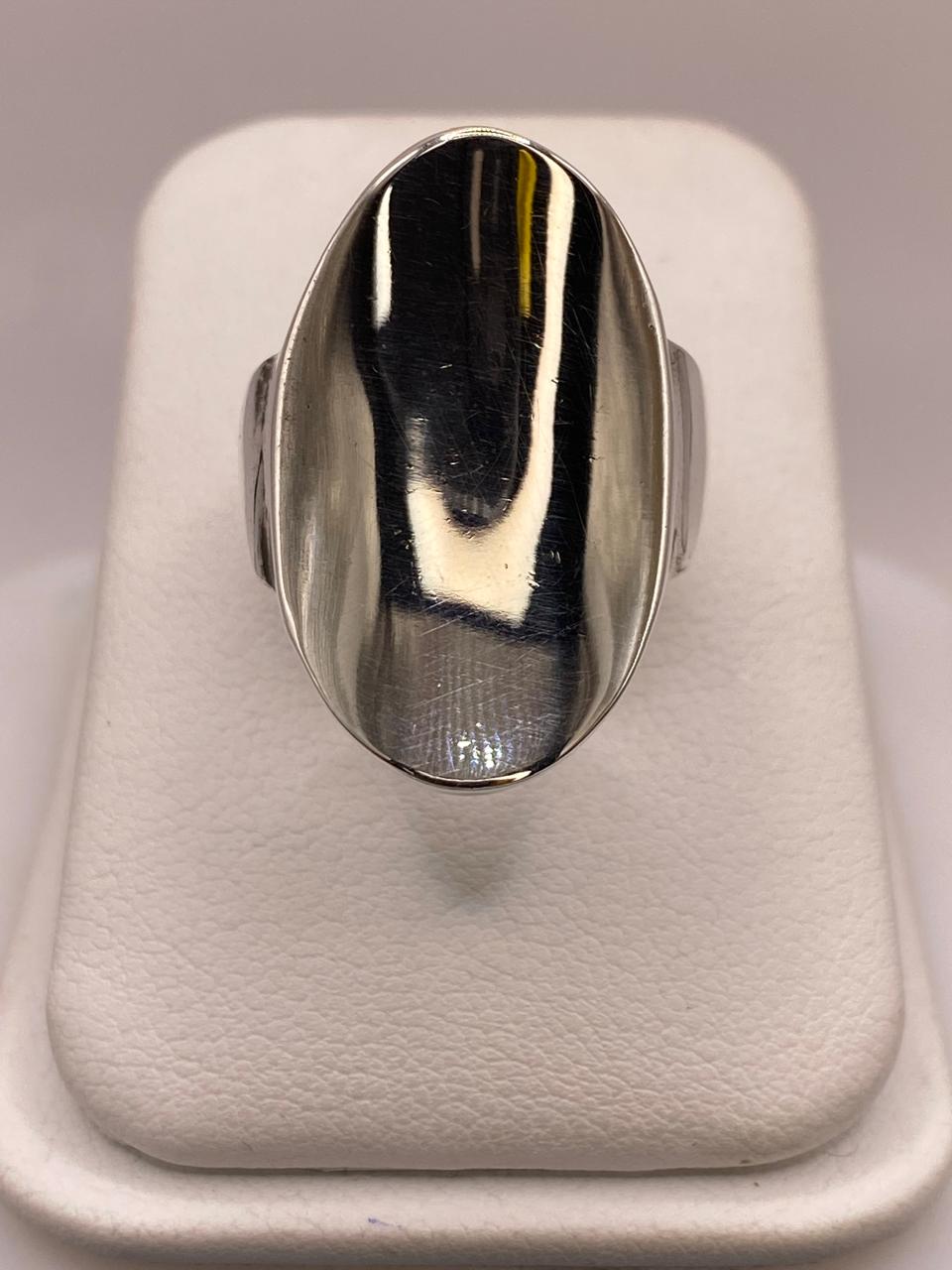Anillo Artesanal en Plata con Frente Ovalado Liso, vista frontal