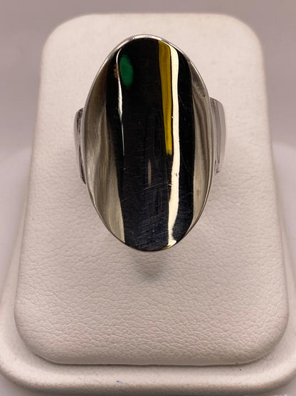 Anillo Artesanal en Plata con Frente Ovalado Liso — ángulo diagonal