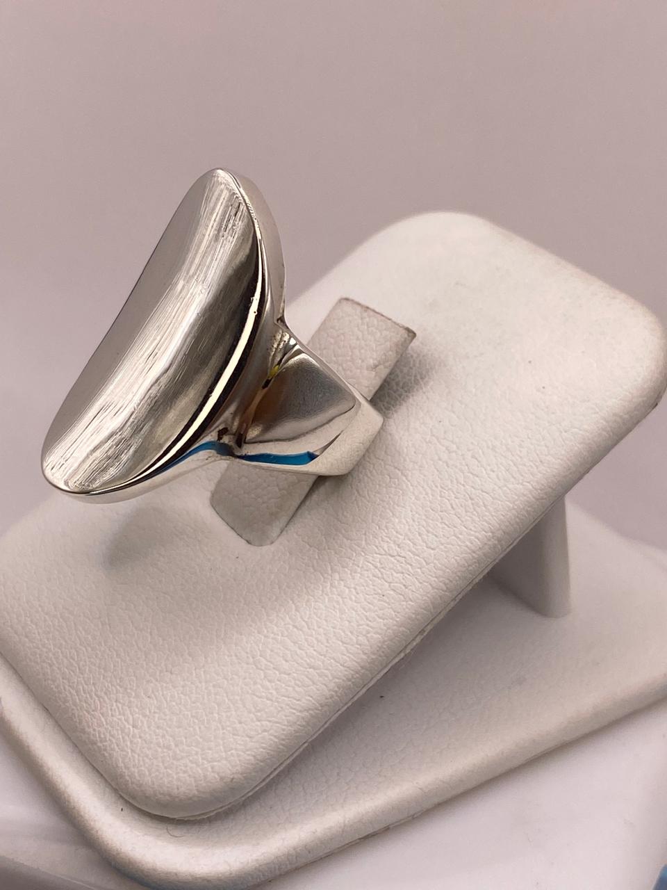 Anillo Artesanal en Plata con Frente Ovalado Liso, vista lateral