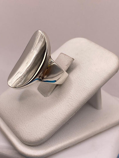 Anillo Artesanal en Plata con Frente Ovalado Liso, vista lateral