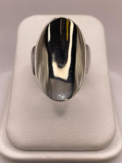 Anillo Artesanal en Plata con Frente Ovalado Liso, vista frontal