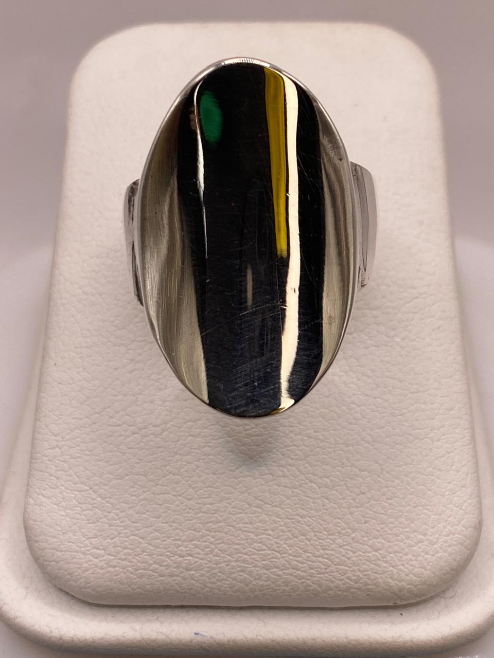 Anillo Artesanal en Plata con Frente Ovalado Liso — ángulo diagonal