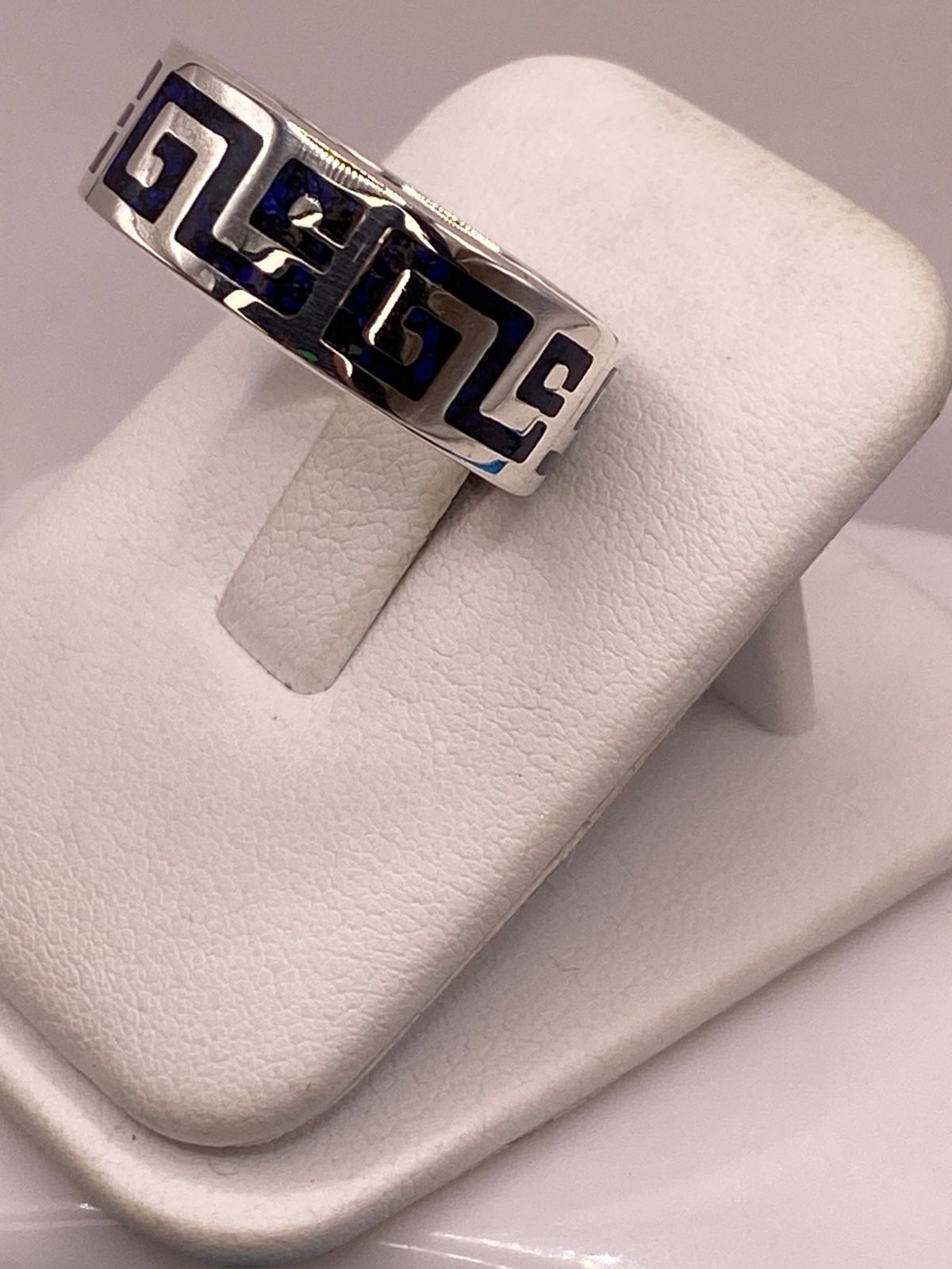 Anillo Artesanal en Plata con Greca Azul e Incrustación de Piedra, vista frontal