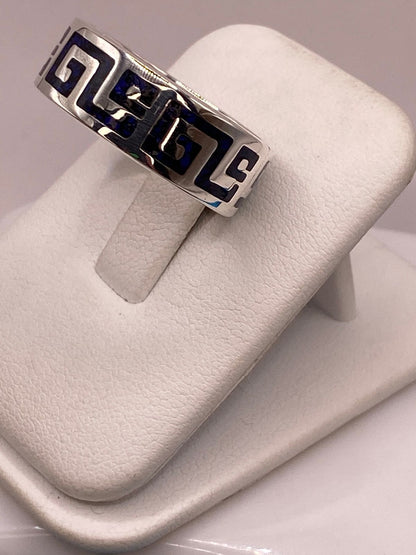 Anillo Artesanal en Plata con Greca Azul e Incrustación de Piedra, vista frontal