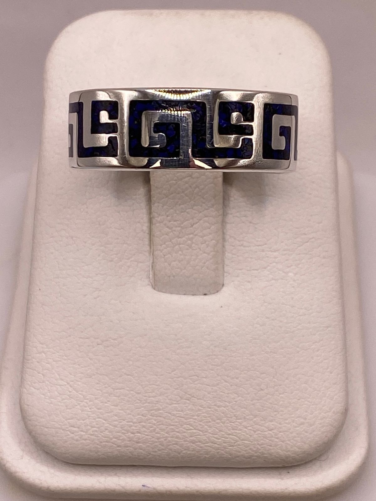 Anillo Artesanal en Plata con Greca Azul e Incrustación de Piedra, vista lateral