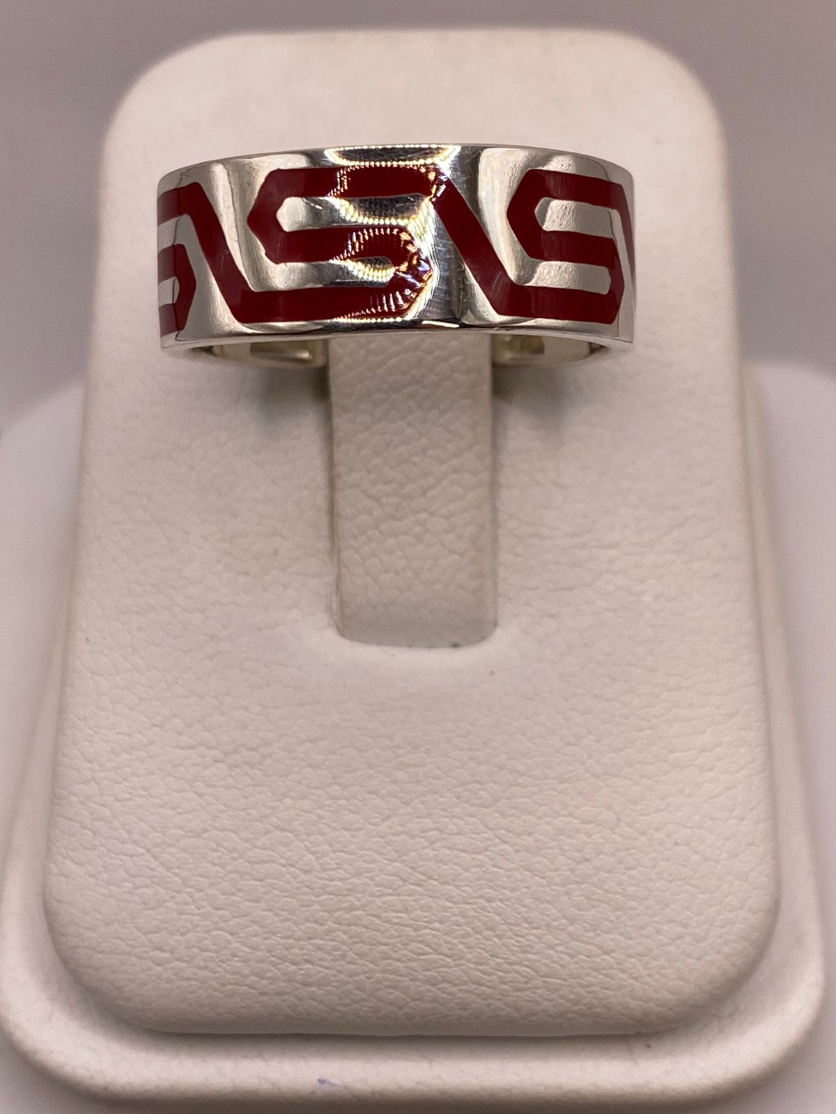 Anillo Artesanal en Plata con Greca Roja Esmaltada — ángulo diagonal