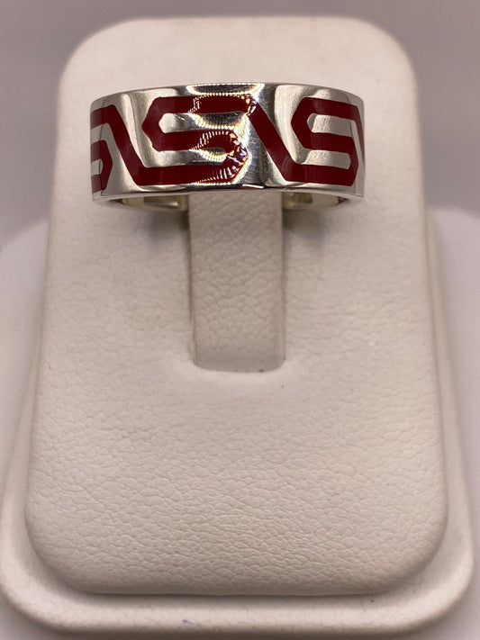 Anillo Artesanal en Plata con Greca Roja Esmaltada — ángulo diagonal