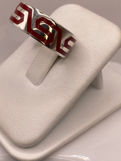 Anillo Artesanal en Plata con Greca Roja Esmaltada, vista frontal