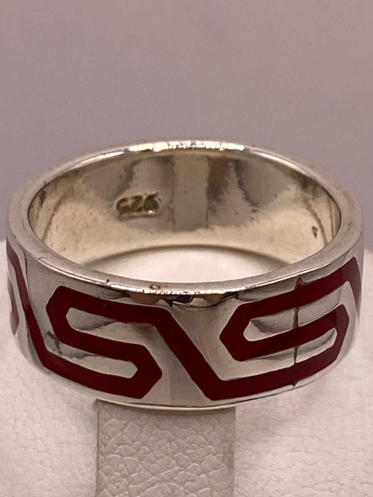 Anillo Artesanal en Plata con Greca Roja Esmaltada, sello de autenticidad Plata Ley .925