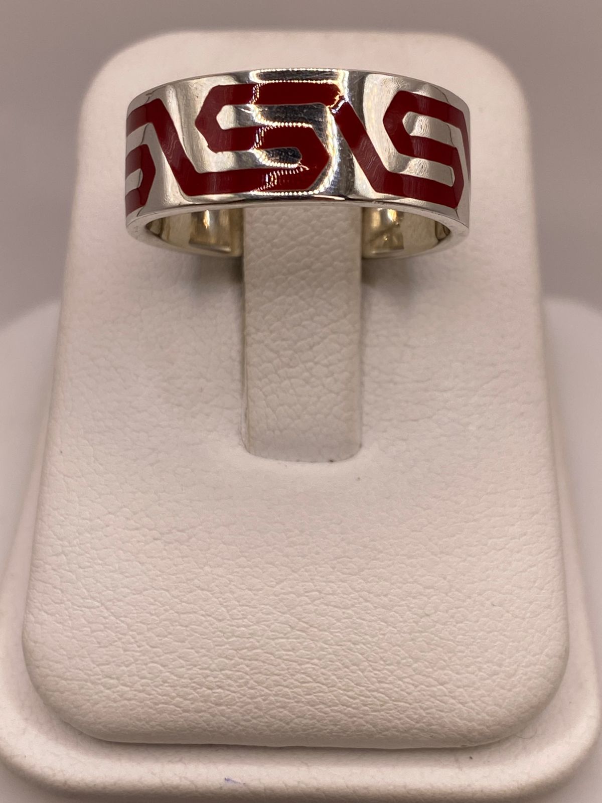 Anillo Artesanal en Plata con Greca Roja Esmaltada, vista lateral