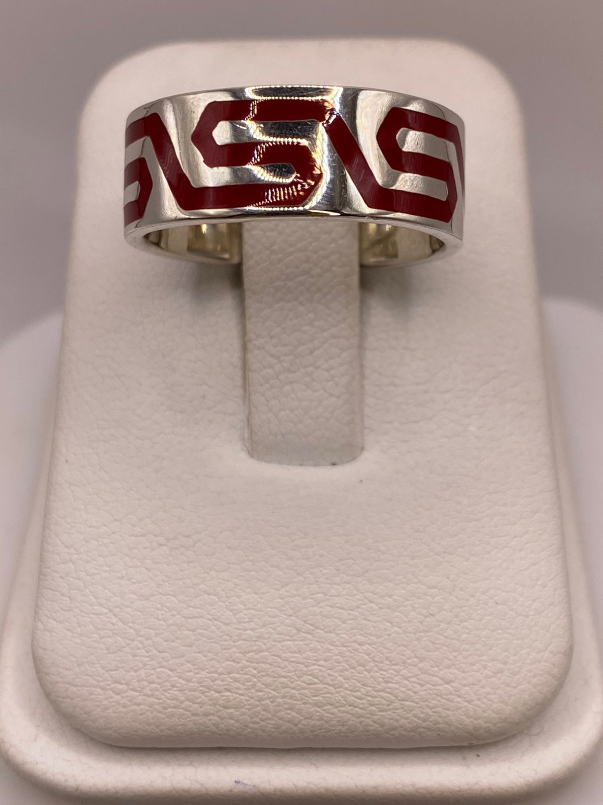 Anillo Artesanal en Plata con Greca Roja Esmaltada, vista de detalle