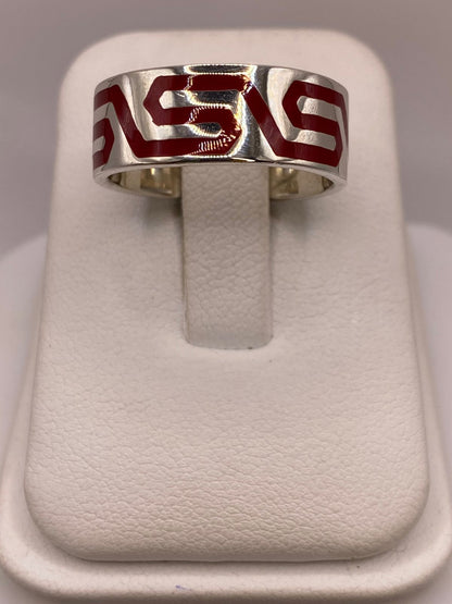 Anillo Artesanal en Plata con Greca Roja Esmaltada, vista de detalle