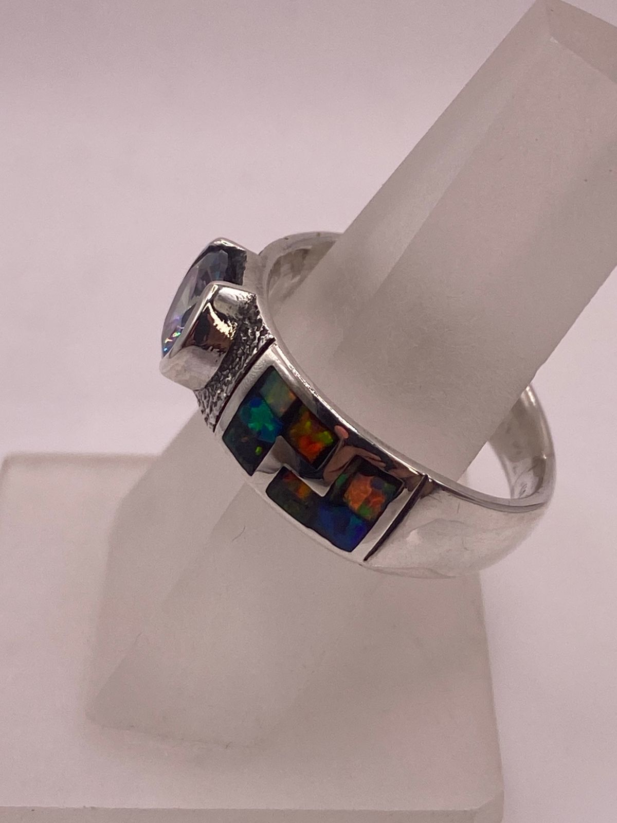Anillo Artesanal de Plata Ley 950 con Ópalo de Fuego y Zirconia Mística Arcoíris, vista de detalle