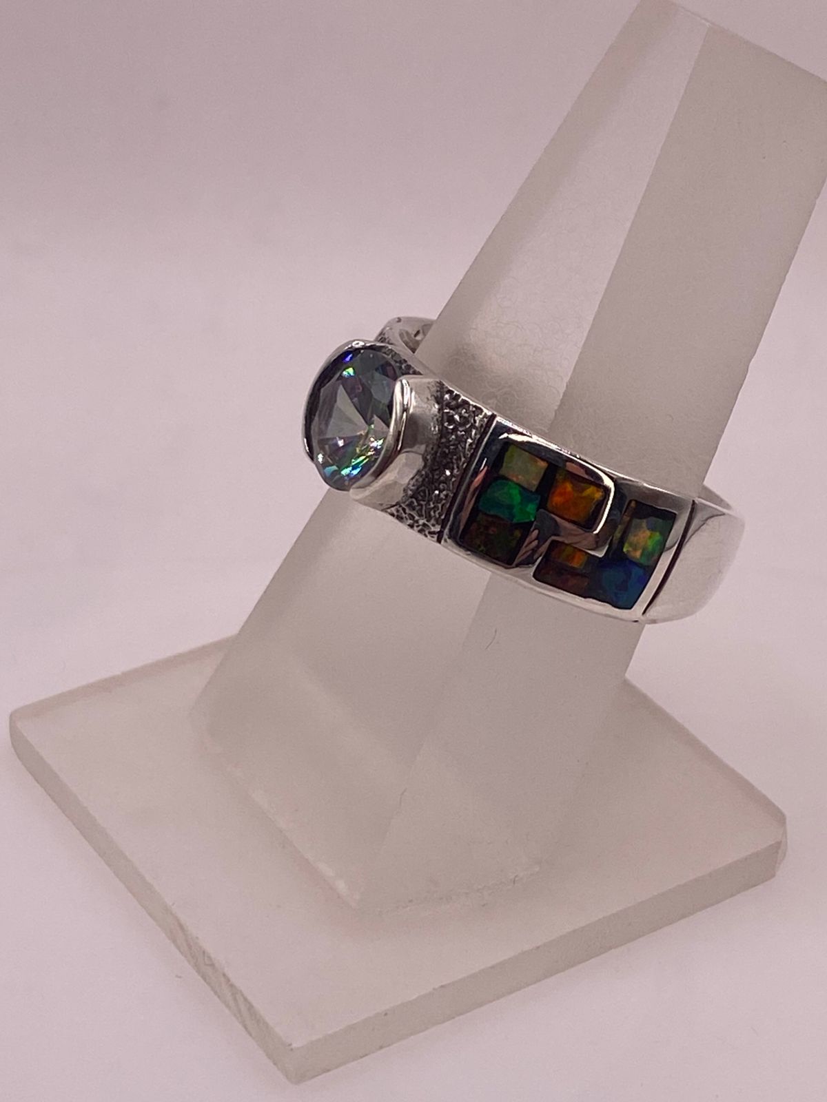 Anillo Artesanal de Plata Ley 950 con Ópalo de Fuego y Zirconia Mística Arcoíris, vista frontal