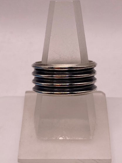 Anillo Artesanal en Plata con Líneas en Relieve — vista lateral
