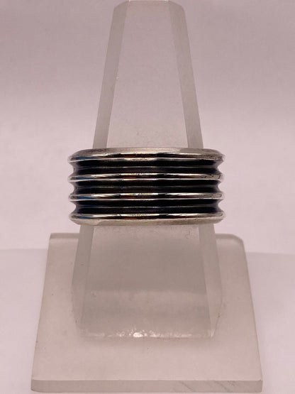 Anillo Artesanal en Plata con Líneas en Relieve, vista lateral