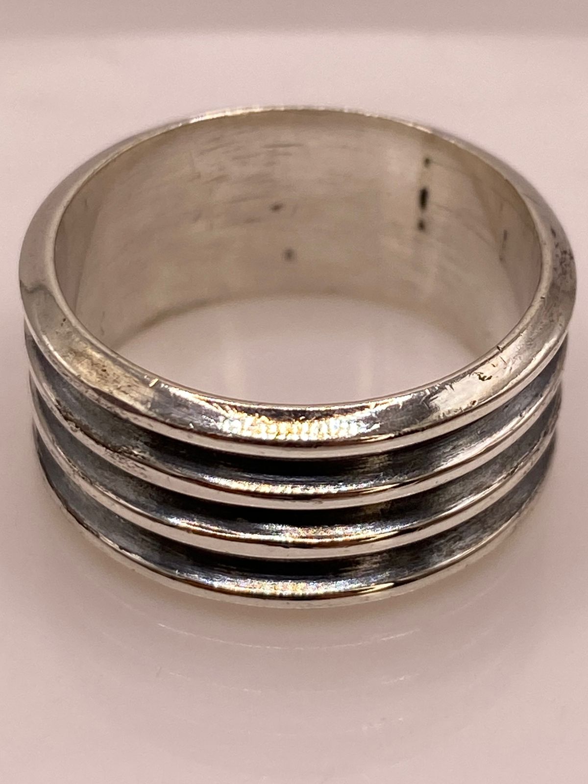 Anillo Artesanal en Plata con Líneas en Relieve, sello de autenticidad Plata Ley .925