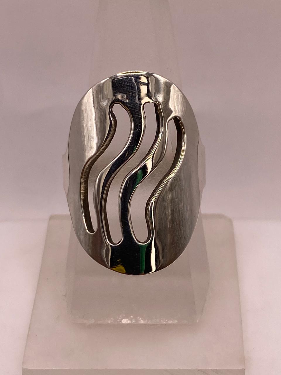 Anillo Artesanal en Plata con Ondas Caladas, vista frontal
