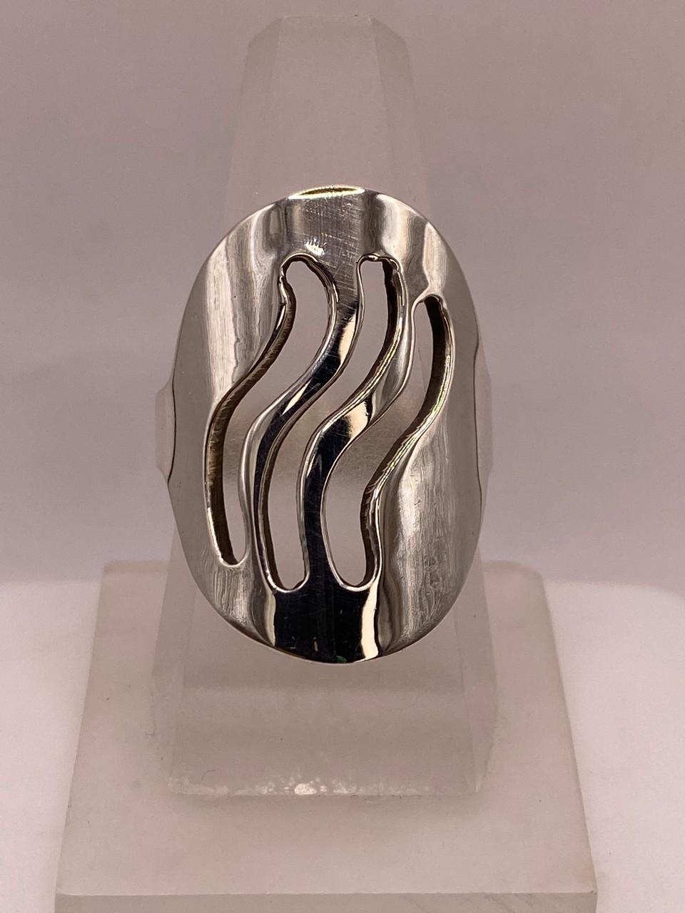 Anillo Artesanal en Plata con Ondas Caladas, vista de detalle
